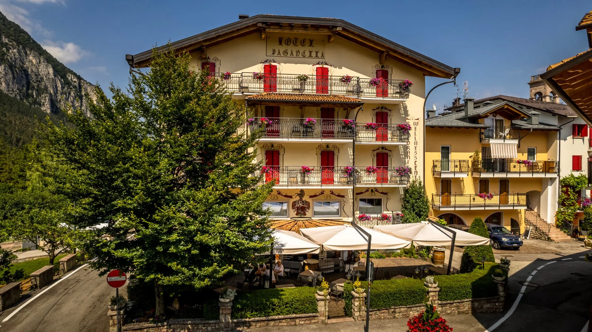 Facciata e giardino dell’Hotel Paganella a Fai della Paganella