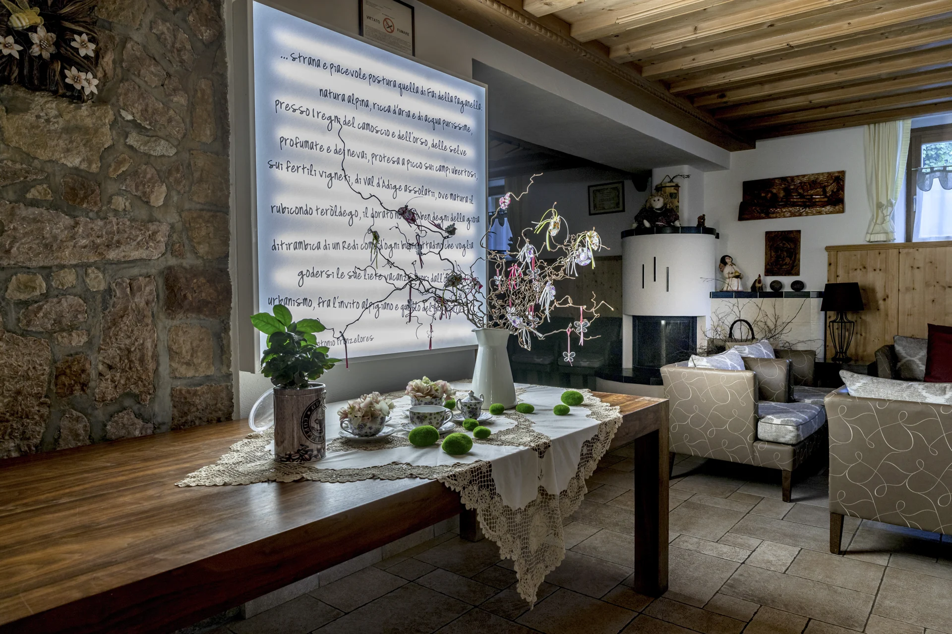Dettagli e fiori negli ambienti dell’Hotel Paganella